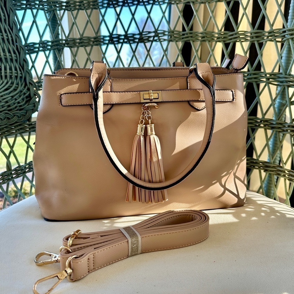 WOMENS, TAN LEATHER, NWOT, SHOULDER/HAND BAG. 3 SEPARATE ZIPPERED COMPARTMENTS.